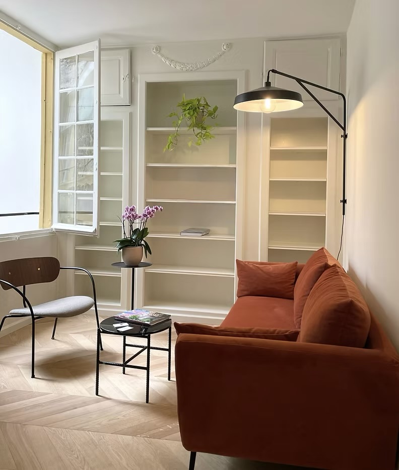 Entrée du bureau LEGATO SA à Yverdon-les-Bains dans un bâtiment classé historique.